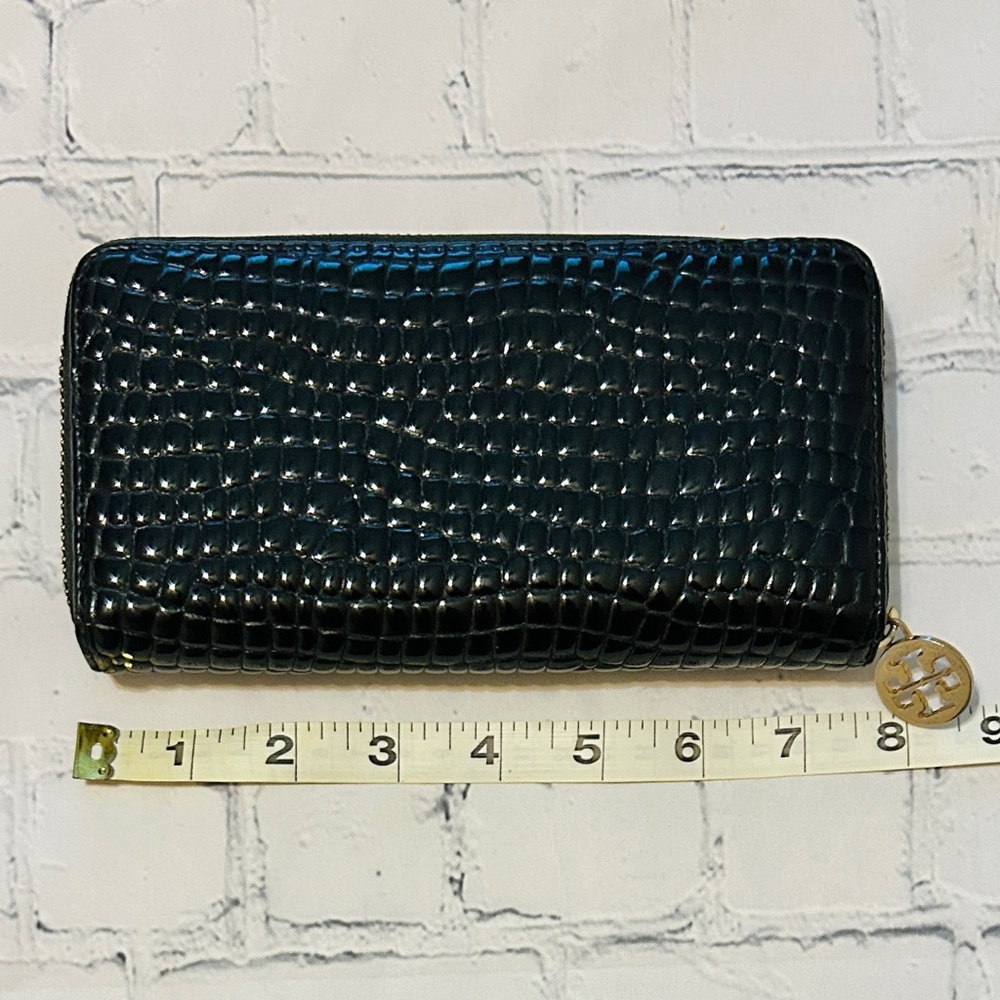Tory Burch Black Croc-Embossed Long Zippy Wallet With Interior Logo Pattern - Picture 4 of 14